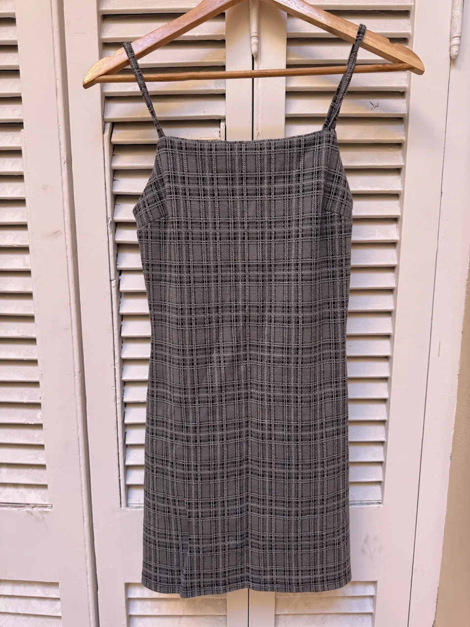 Vestido nuevo sin uso. es corto a cuadros con breteles finos. Ideal para un look casual y moderno. es un talle S/M