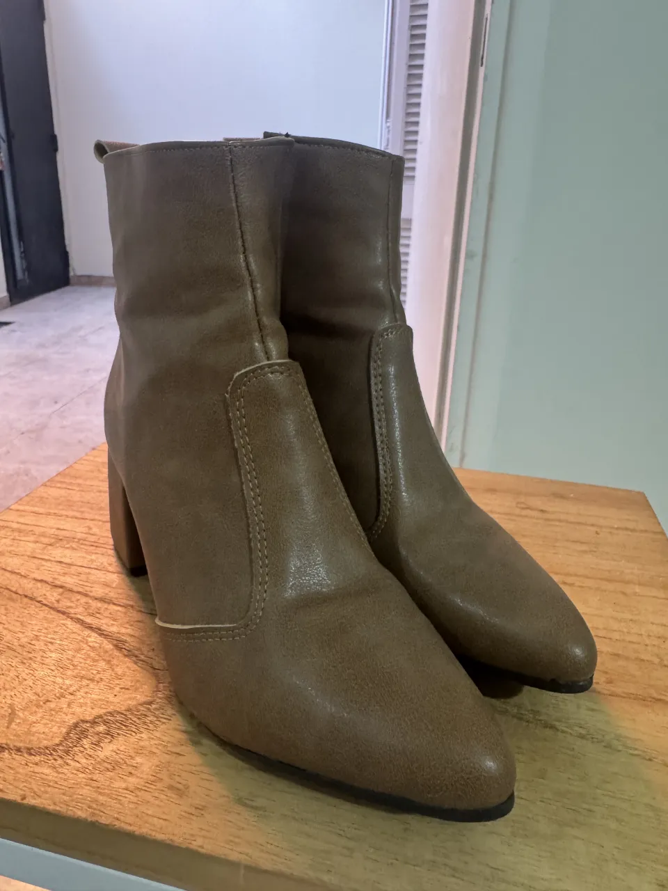 Botitas de cuero sintético color marrón, con taco y punta fina. Tienen cierre lateral para facilitar su colocación. Ideales para un look canchero y moderno.