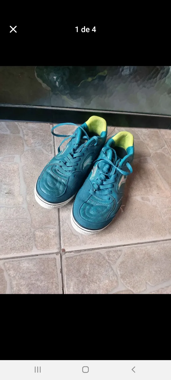 Zapatillas deportivas azules con detalles en verde y blanco. Ideales para actividades físicas.