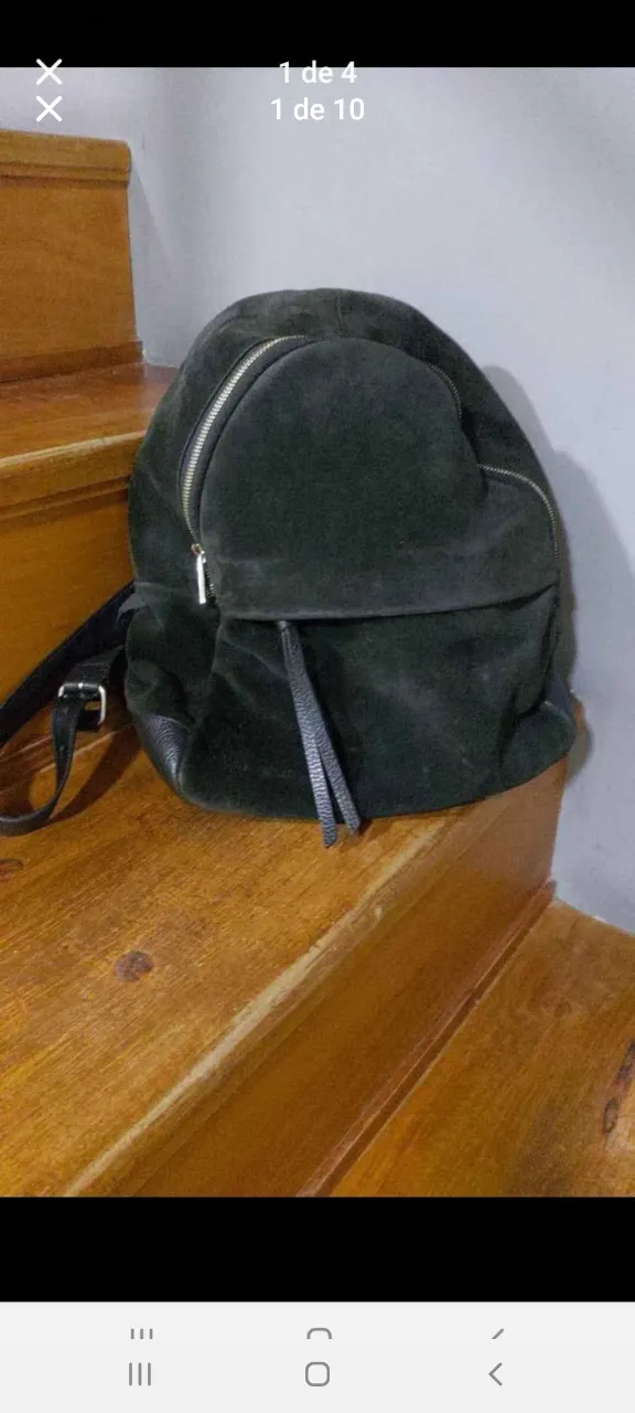 Mochila de gamuza negra, ideal para uso diario. Diseño simple y elegante, con cierre y correas ajustables.