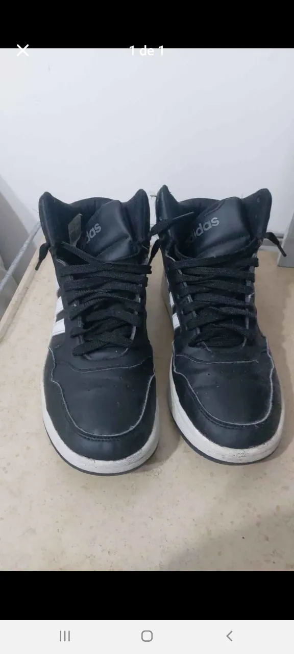 Zapatillas Adidas negras con detalles blancos, ideales para uso diario y actividades deportivas. Diseño urbano y moderno.
