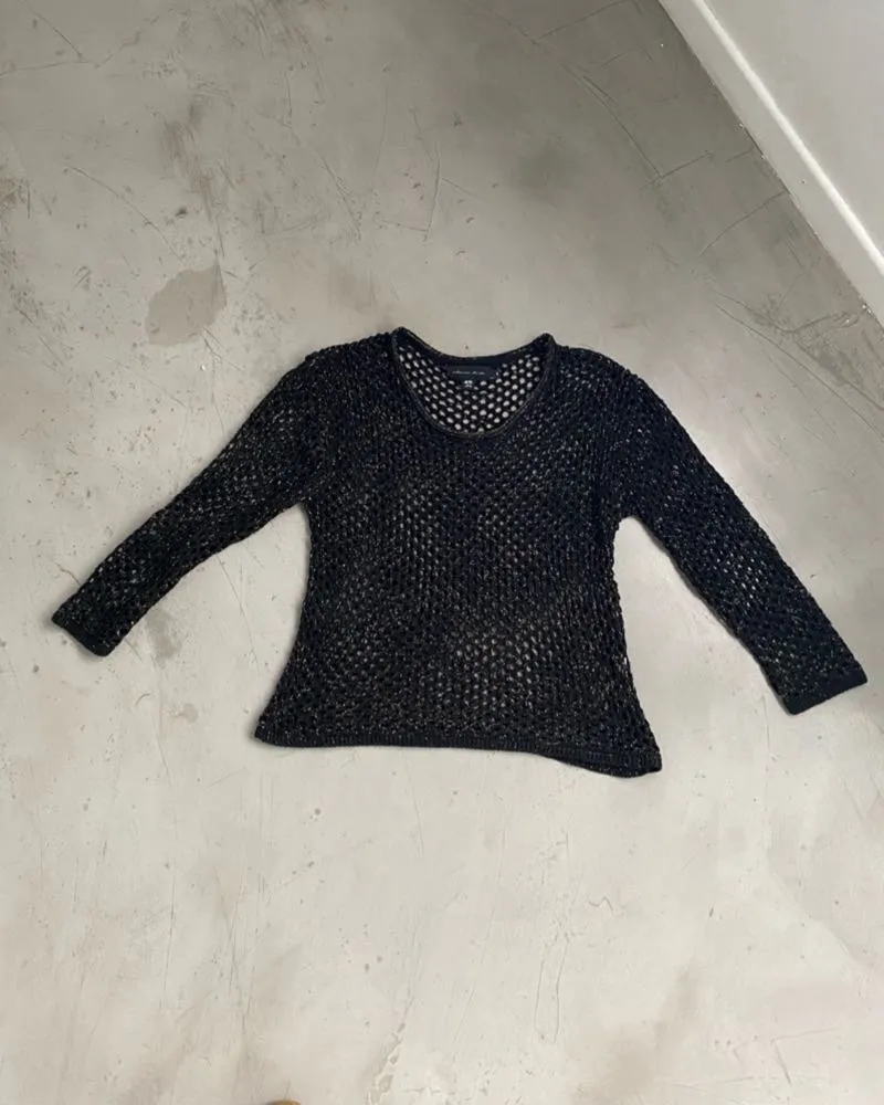 Sweater negro con hilos dorados, tejido calado y manga larga. Medidas: largo 60cm - ancho 50cm - hombros 48cm - axilas 48cm