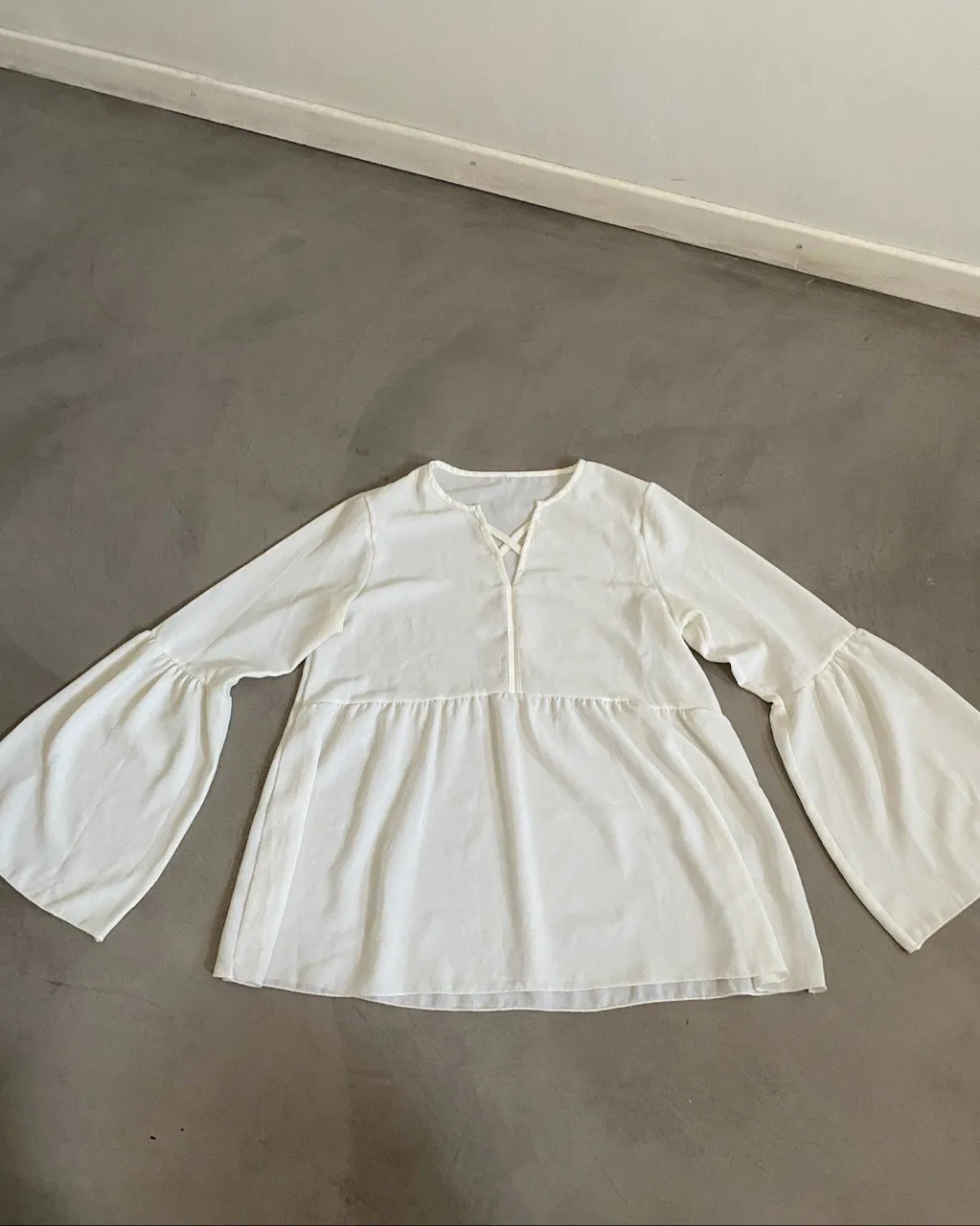 Blusa blanca de manga larga con mangas acampanadas y escote en V. Amplia. Medidas: largo 65cm - axilas 45cm - hombros 37cm - ancho muñecas 25cm - ancho remera 70cm