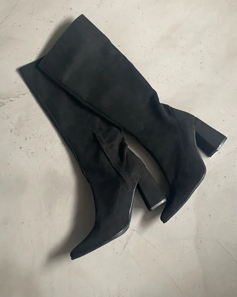 Botas caña alta, con taco y punta fina. Cierre lateral. SIN USO, NUEVAS EN CAJA. Forradas en el interior. Medidas: largo hasta tobillo 32cm - altura taco 7cm - pantorrilla 18cm [material: PU vegano]