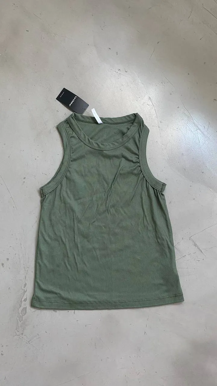 Musculosa con cuello redondo. Nueva con etiqueta. Medidas: largo 51cm - axilas 34cm - ancho 40cm 