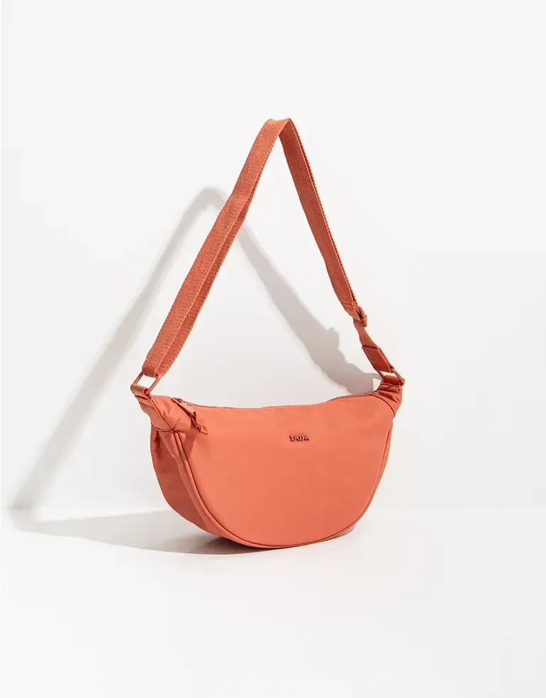 Riñonera color salmón con correa ajustable y cierre. 100% poliester reciclado. Medidas: ancho 32cm - altura 17cm