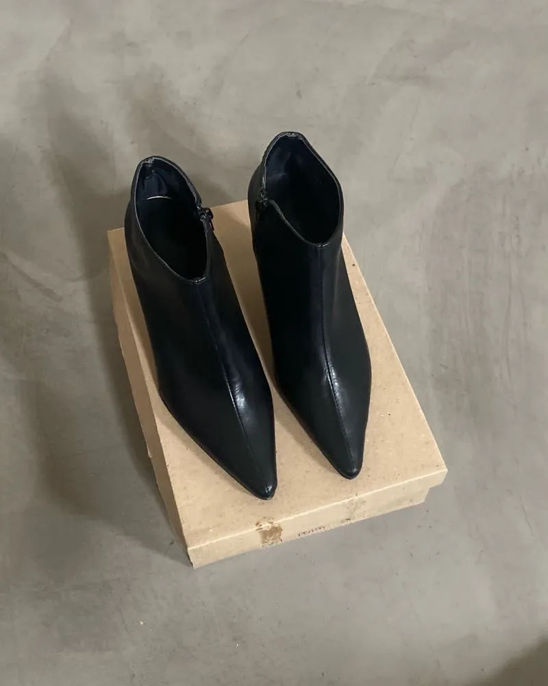 Botitas negras de cuero con taco chupete y punta fina. Cierre lateral. Sin ningún uso, nuevas. Medidas plantilla: 23.5 al ser en punta es un poco màs chica la horma, quedaría en 23cm. Son de cuero vegano [PU]