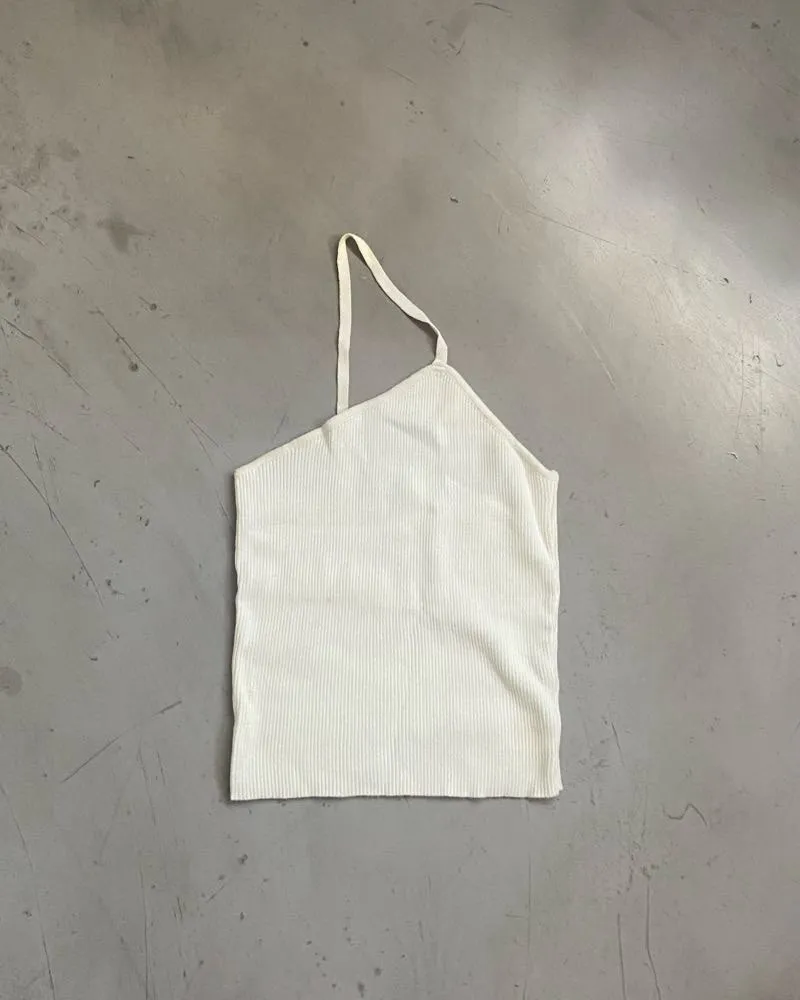 Musculosa blanca de tejido acanalado con un solo bretel [no regulable]. Cede bastante, recomiendo talle 90 de busto. Medidas: largo 37cm - axilas 29cm - ancho busto 27cm 