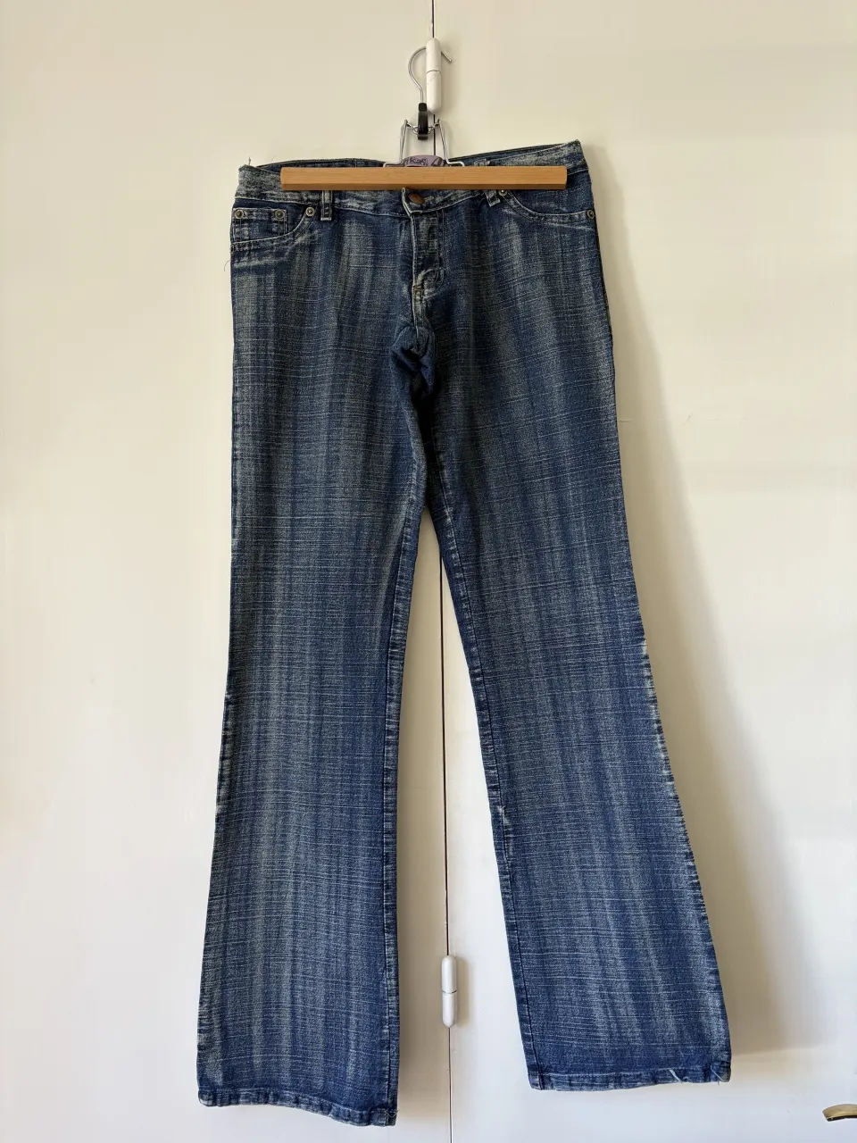Jeans de tiro medio, vintage y2k, 
 con detalles de tachas en los bolsillos traseros y delanteros. Lavado desgastado. medidas: 37cm cintura. 45cm cadera, 16 cm de tiro, 100 cm largo total