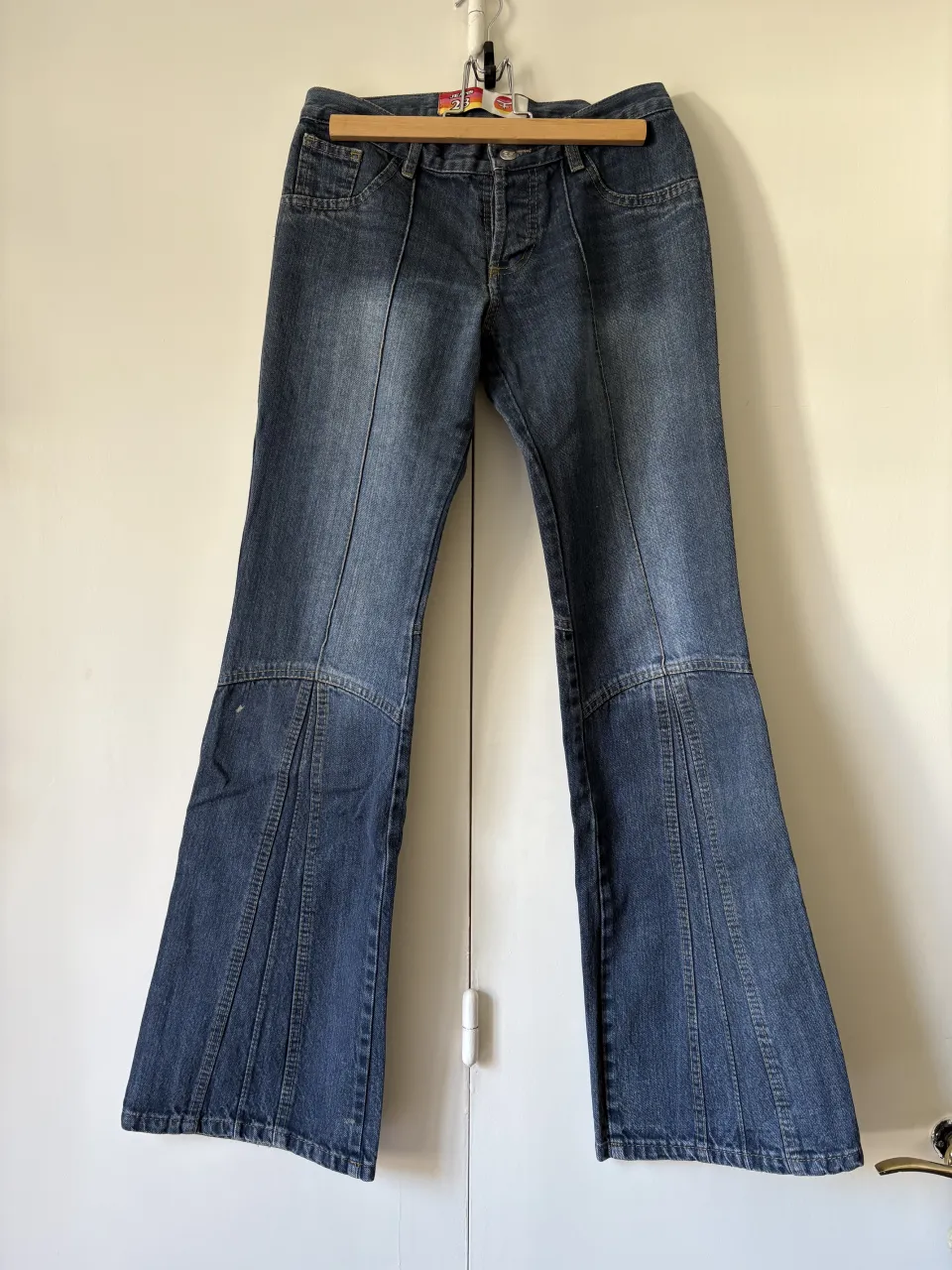 Jean vintage Kosiuko.  moldería clásica, con detalles de costura que se extienden desde la cintura hasta el ruedo. tiene un detalle en una pierna, se ve en la foto. medidas: 37cm cintura, 50 cm cadera, 30 cm tiro, 100 cm largo