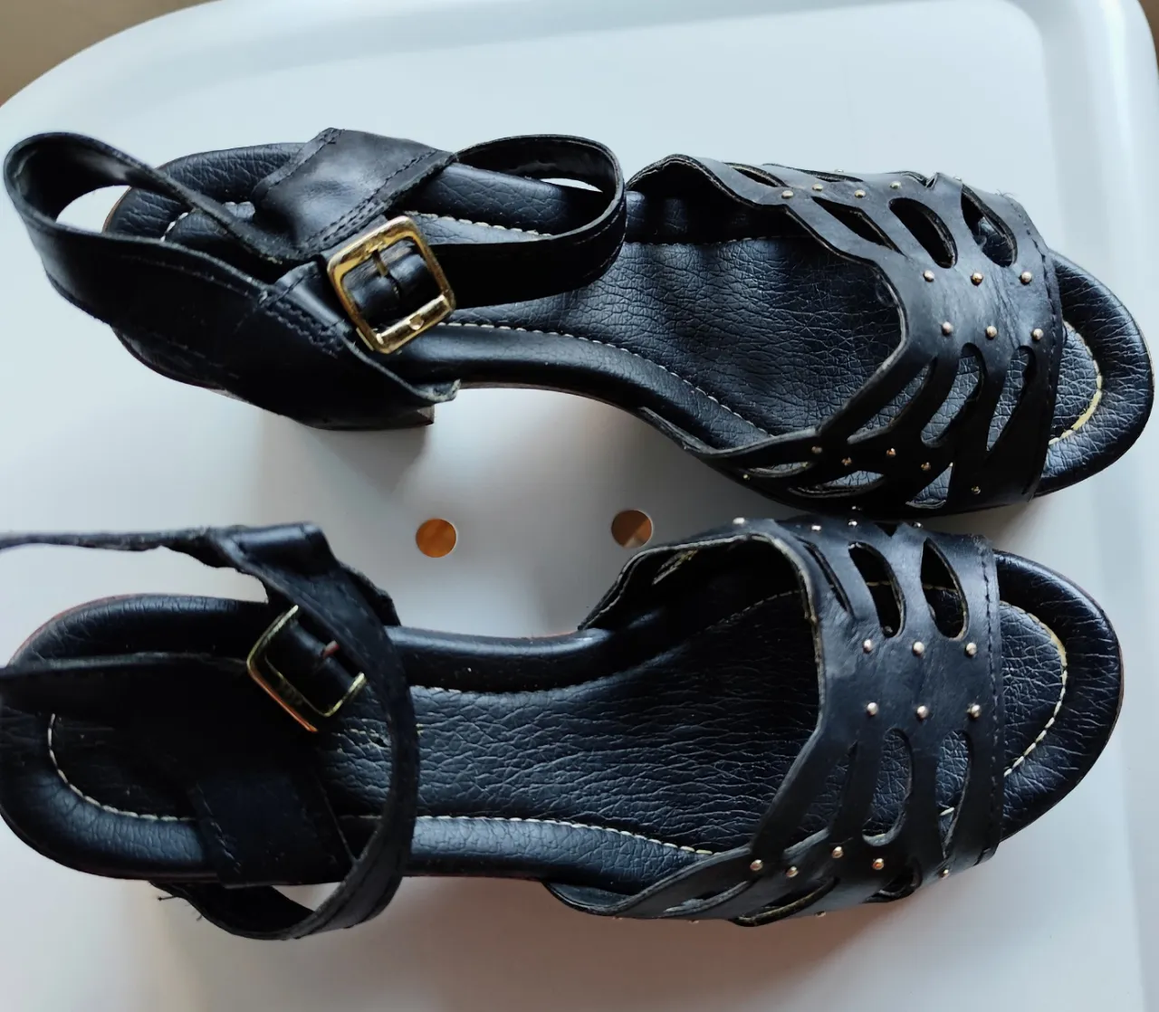 Sandalias Lady Stork negras con detalles calados y tachitas. Hebilla dorada. Tienen taco de madera.
