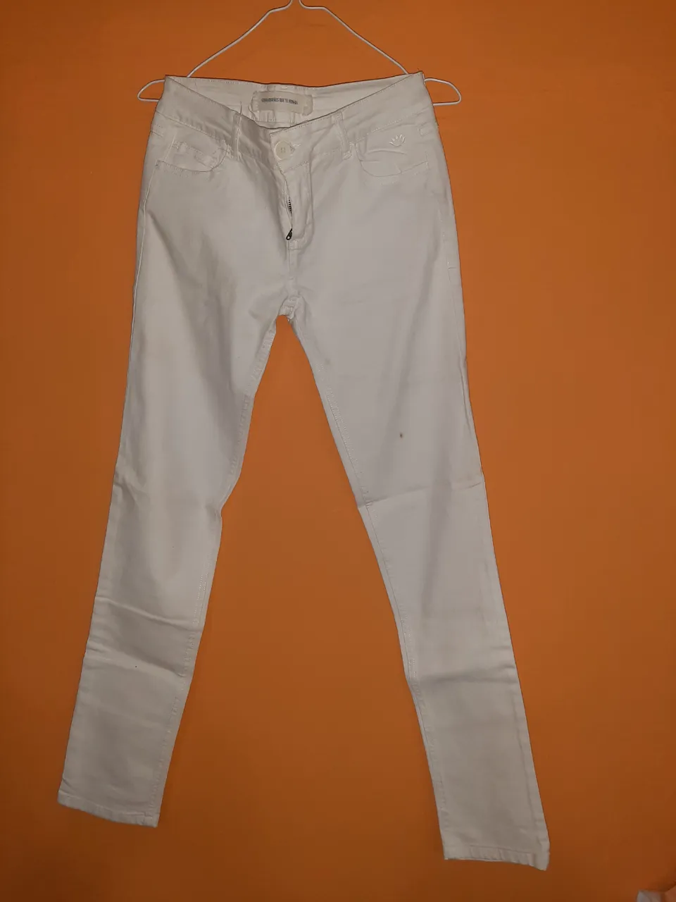Jeans blancos tiro alto, corte recto y ajustado. Perfectos para un look casual y moderno, ideales para combinar con cualquier tipo de prenda.