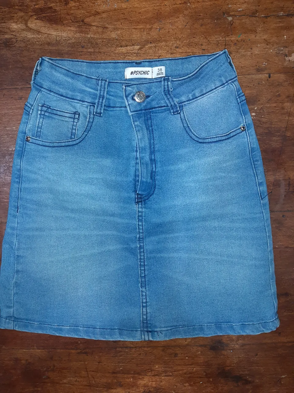 Pollera de jean tiro alto, súper canchera y versátil. Perfecta para armar looks modernos y cómodos. Ideal para el día a día o una salida informal.