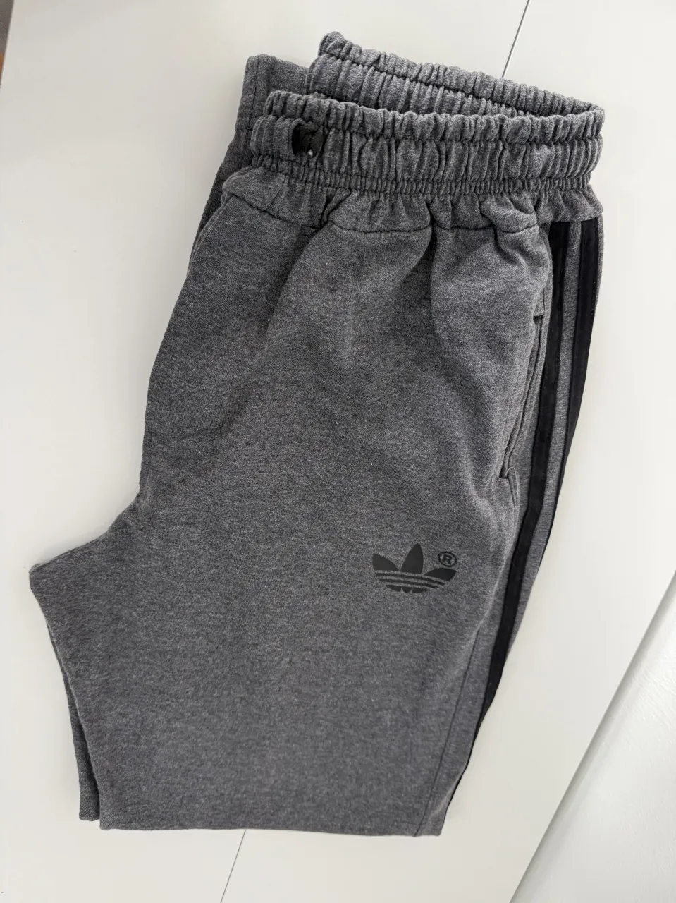 Pantalón de hombre de algodón gris con logo de Adidas (no es original) y tres tiras negras a los costados. Posee bolsillos laterales y un bolsillo trasero.
Medidas ( son aproximadas y tomadas en línea recta):
-cintura: 34cm
-tiro: 34 cm
-largo: 1,10
-ancho de puño: 12,5 cm
Tengo uno igual negro ya bastante gastadito que si realizas la compra va de regalo 😉