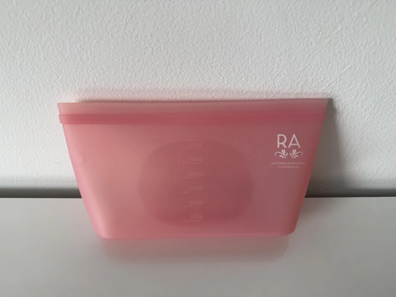 Bolsa reutilizable de silicona color rosa. Posee medidor de volumen impreso en el frente. Apta para microondas y lavavajillas. Sella herméticamente. 
Medidas ( son aproximadas):
-largo top: 19xm
-largo base: 16cm
-prof/ancho base: 4cm
