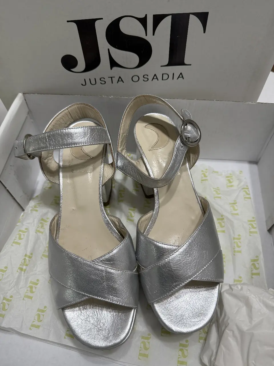 Sandalias plateadas de Justa Osadia, con plataforma y taco ancho. Talle 37 EU.
