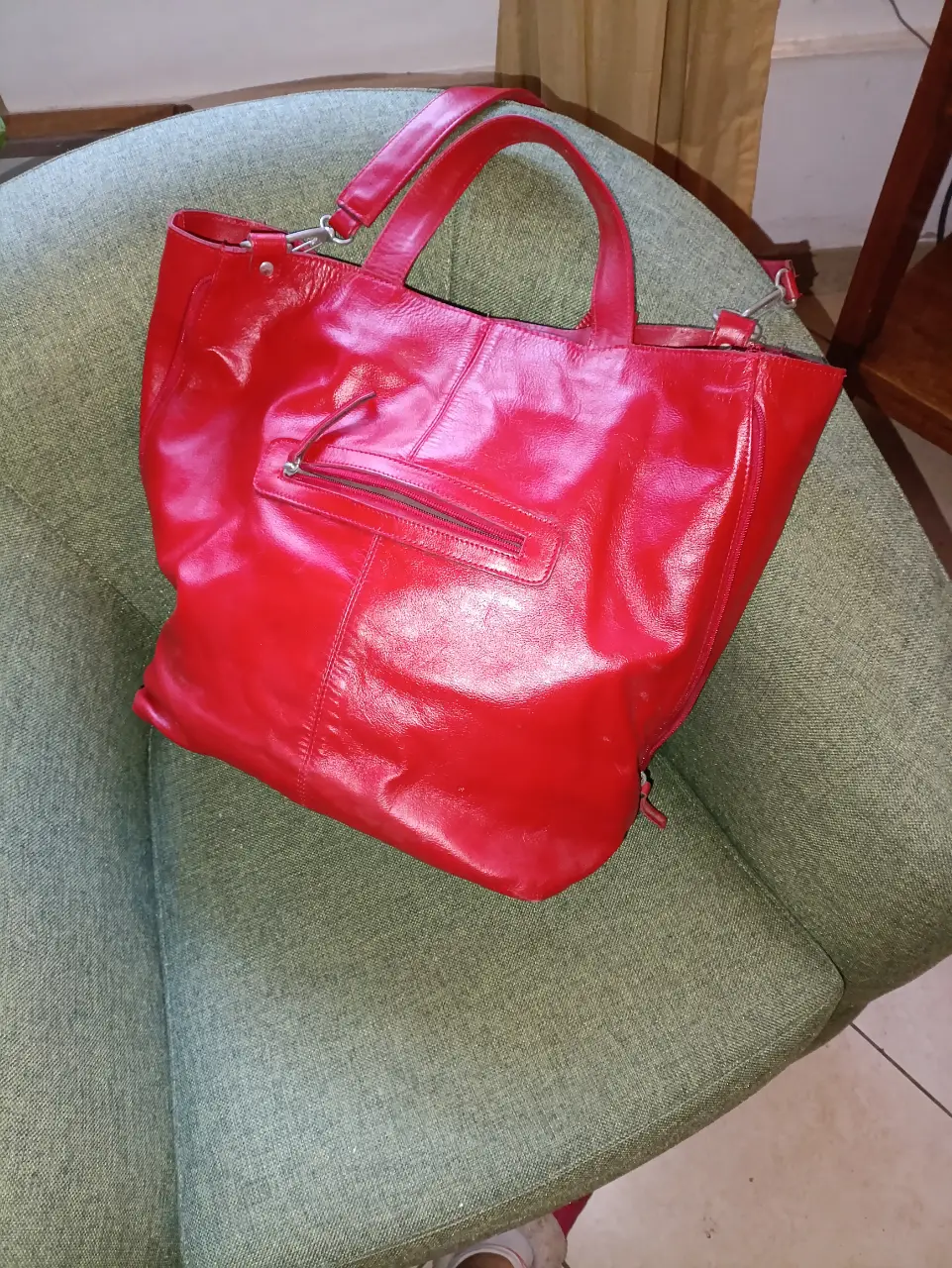 Cartera roja de cuero, ideal para llevar todo lo necesario. Diseño clásico y elegante, perfecta para cualquier ocasión.