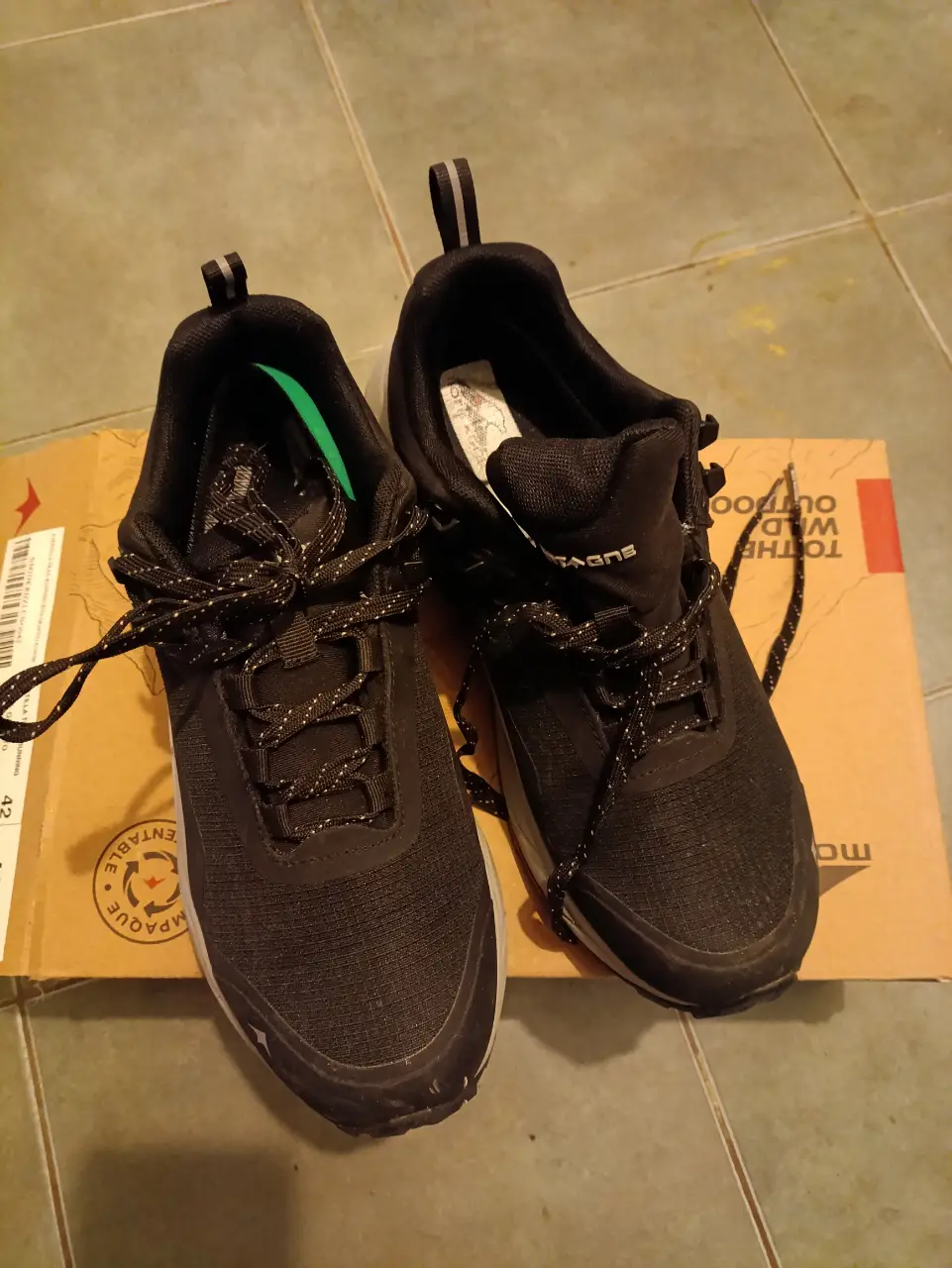 Zapatillas deportivas negras para hombre, ideales para running y actividades al aire libre. Diseño moderno y cómodo.