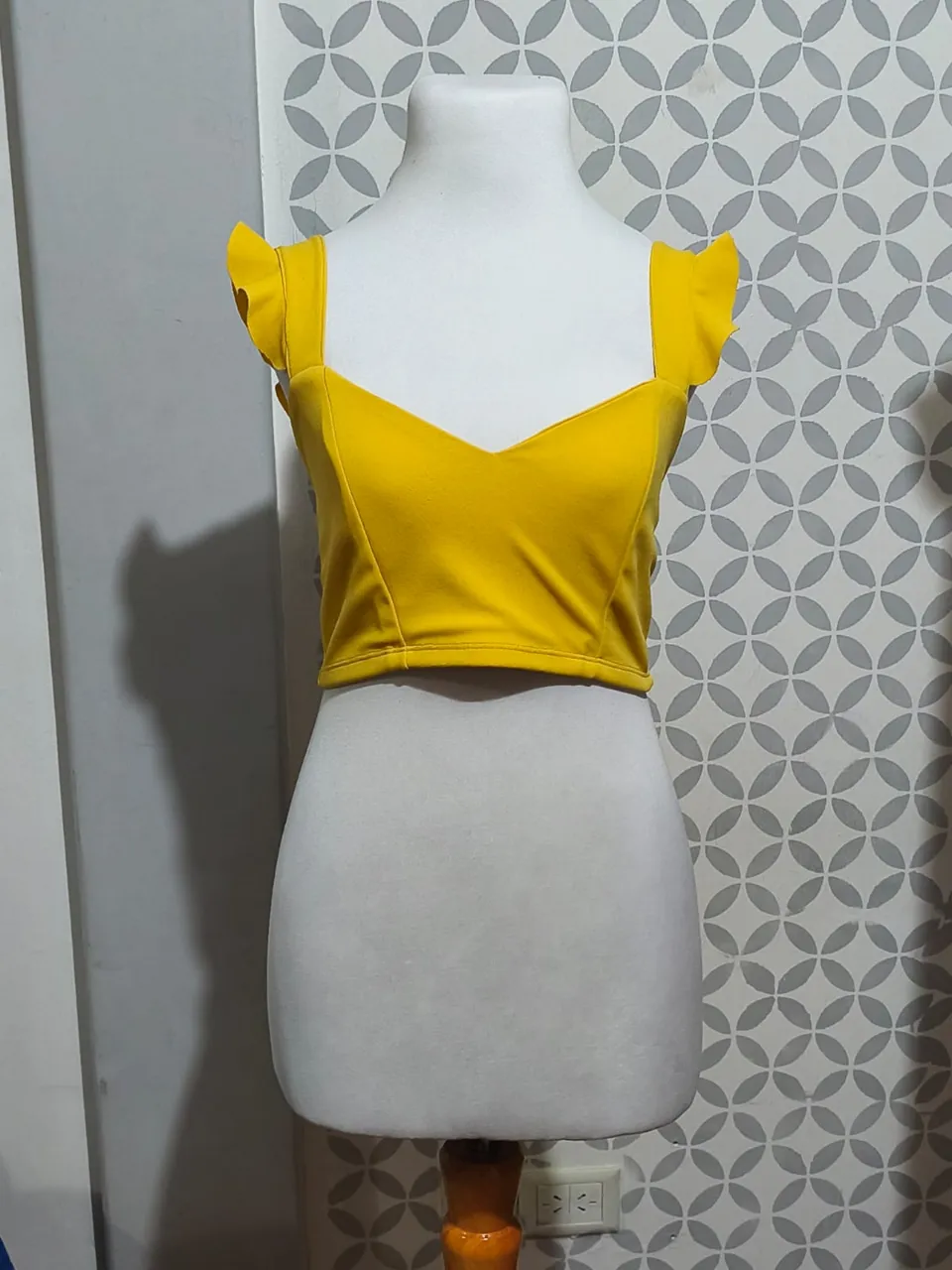 Top amarillo con volados en los breteles. Ideal para un look canchero y fresco.
