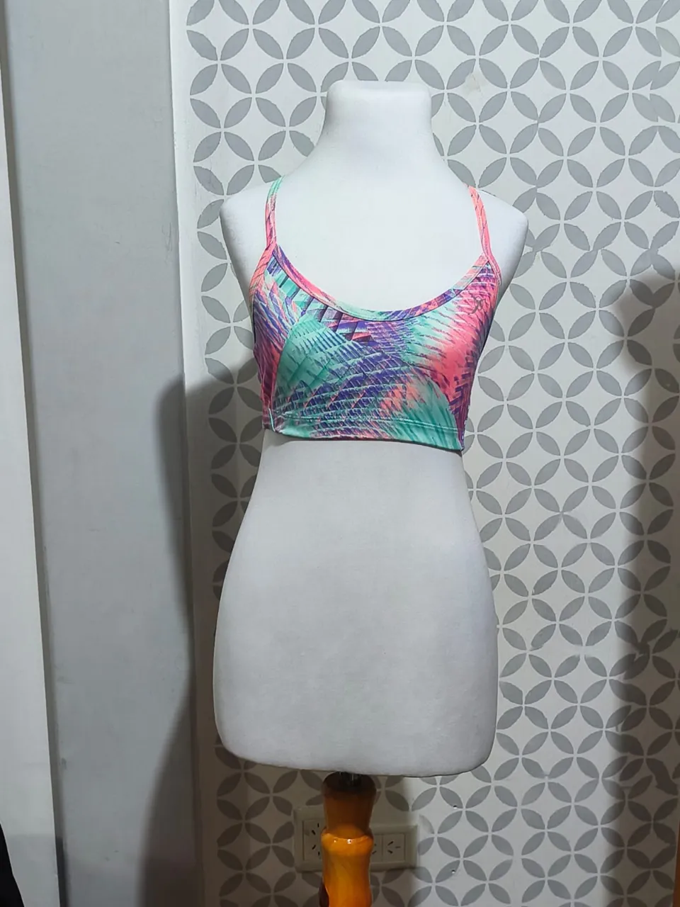 Top deportivo estampado con tiras cruzadas en la espalda. Ideal para entrenar o para un look casual y moderno.