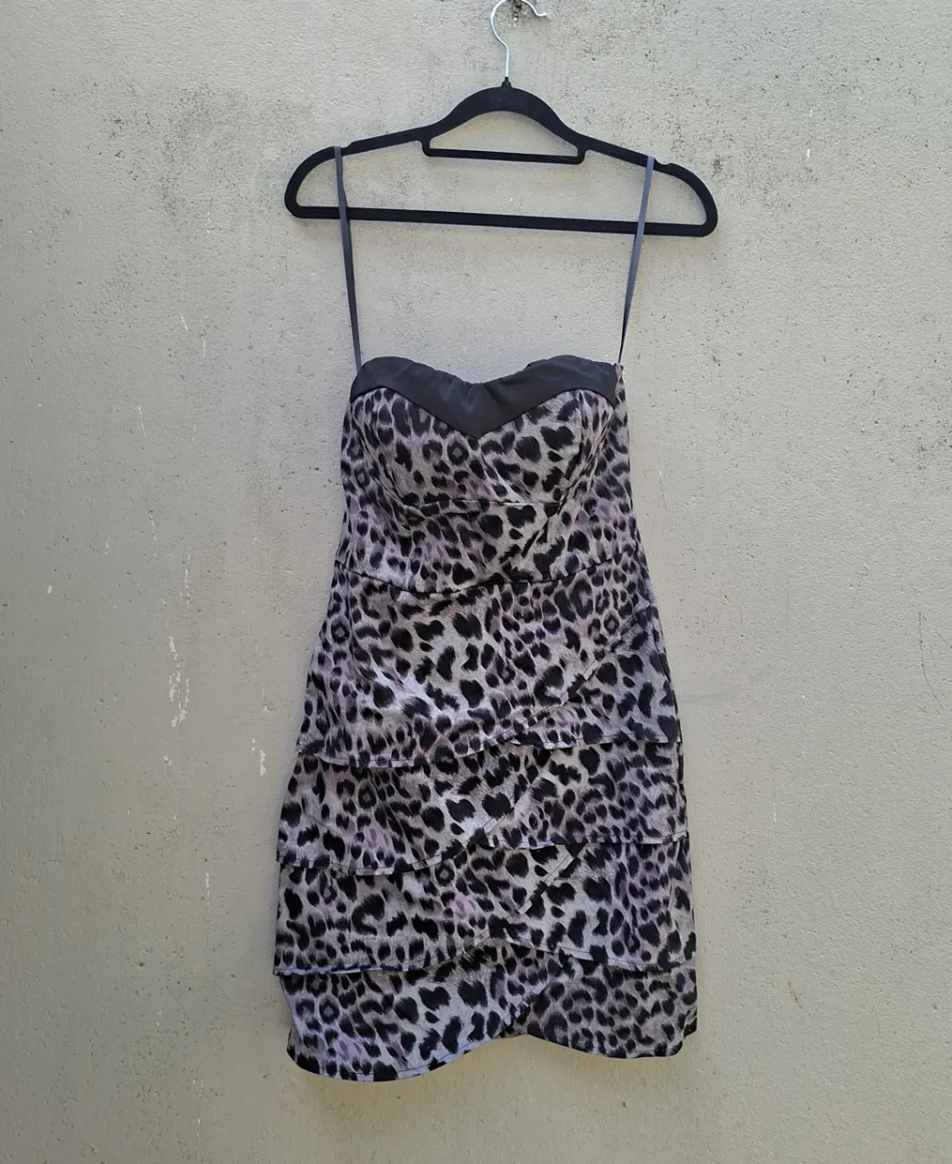 Vestido strapless con estampa animal print, volados y detalle en la parte superior. Ideal para una salida o fiesta.