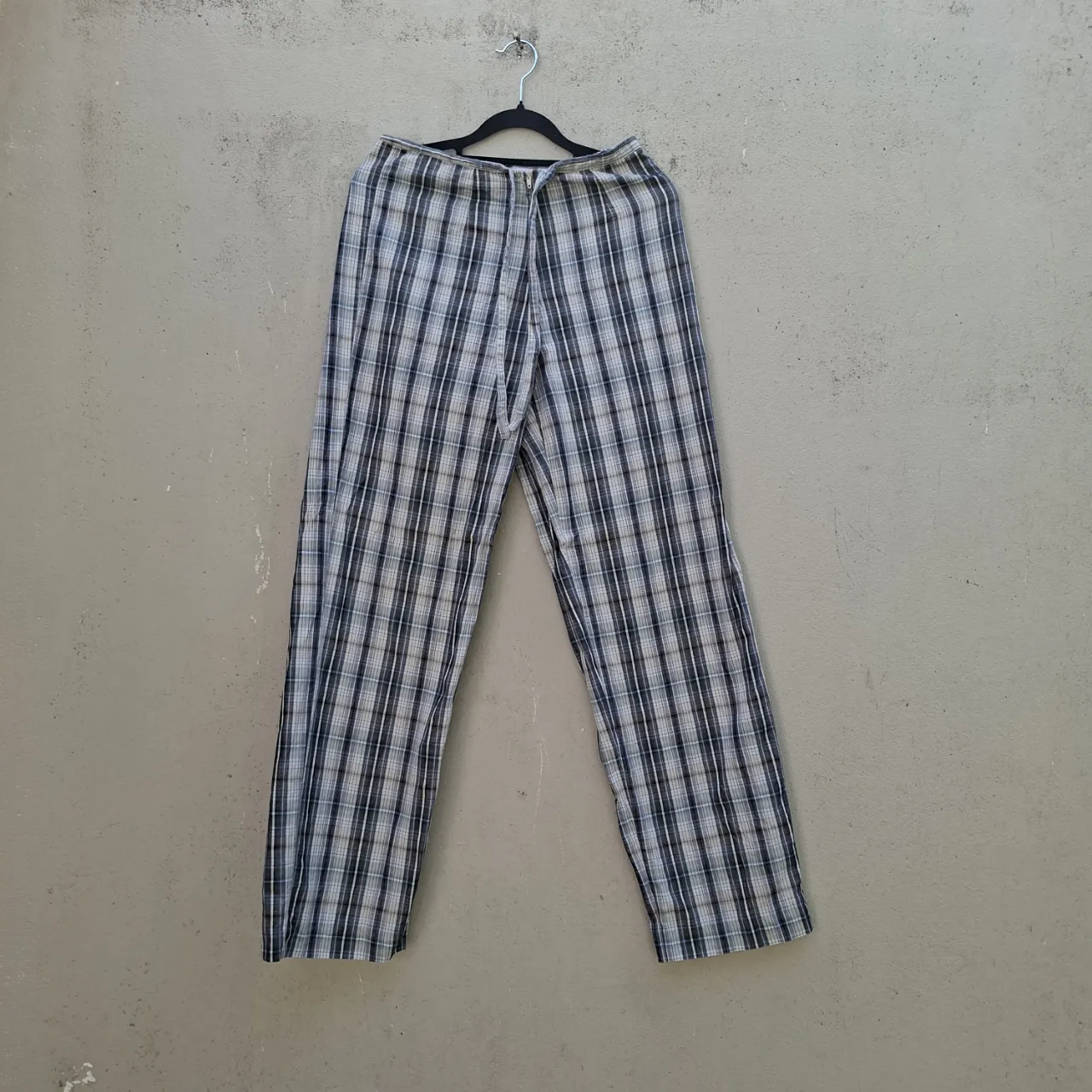 Pantalón de vestir a cuadros, tiro alto, con un corte recto y moderno. Ideal para un look casual o para la oficina. tiene cierre y lazo para atar a la cintura. 