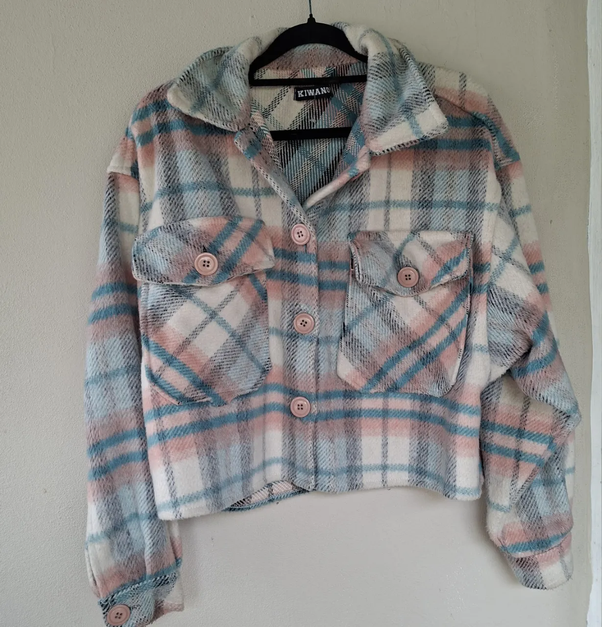 Campera de cuadros súper canchera, ideal para darle un toque cool a tu outfit. Tiene botones al frente y bolsillos con tapa. Es corta y súper cómoda.