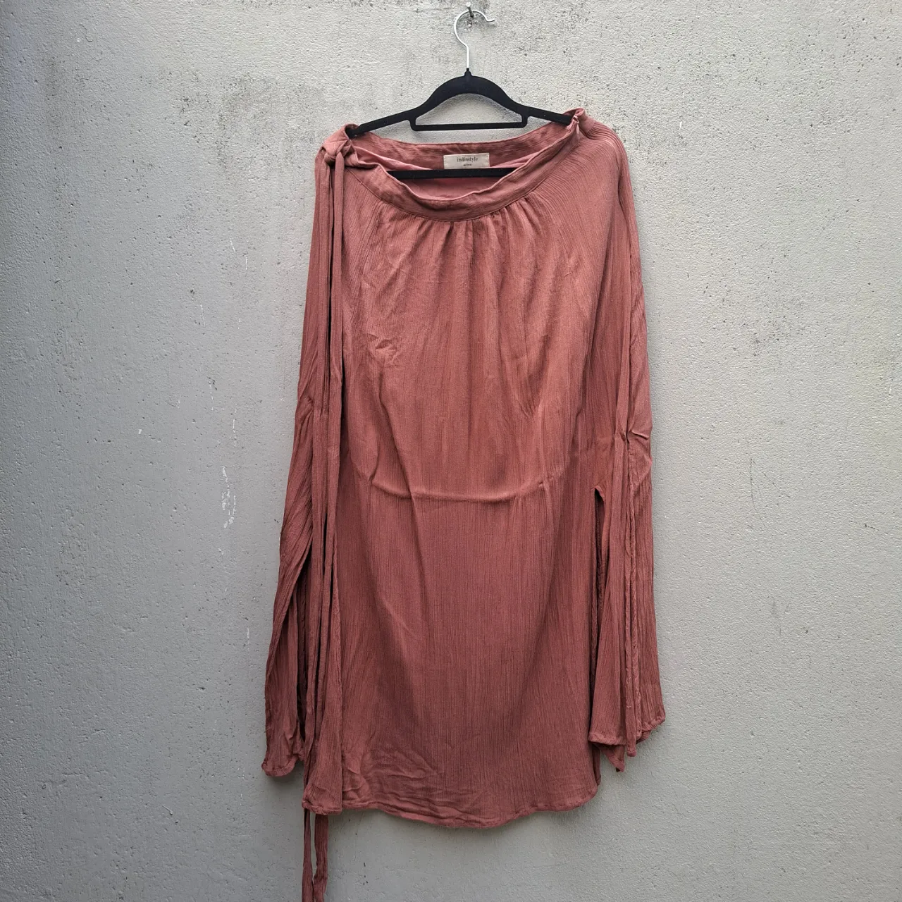 pollera larga con lazo para atar a la cintura, cierre y forro interior.