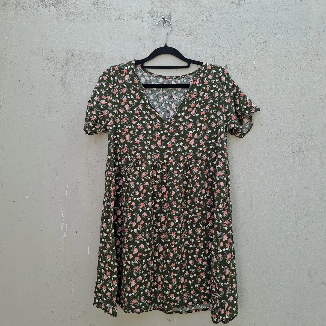 Vestido corto estampado floral, con escote en V y mangas cortas con volados. Ideal para un look casual y fresco.