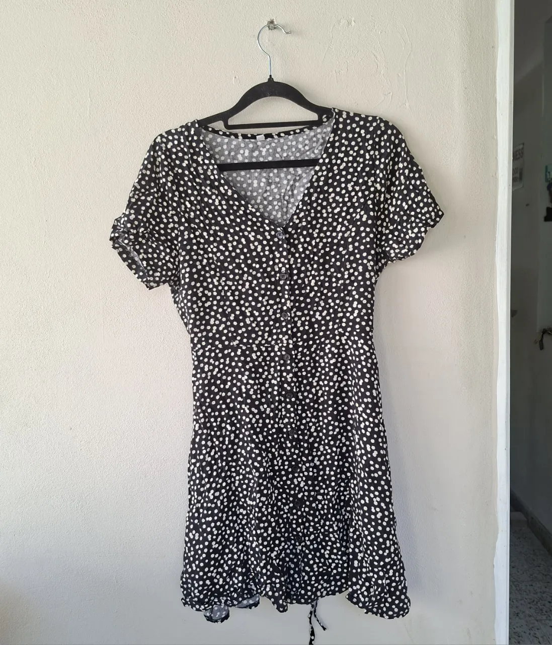 Vestido corto estampado con botones al frente y mangas cortas. Ideal para un look casual y fresco.