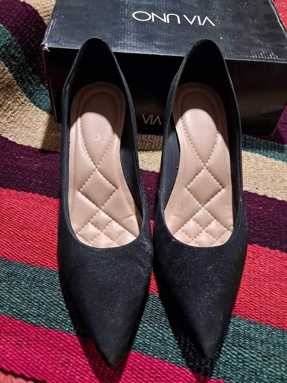 Zapatos de taco alto negros, con punta fina y detalle acolchado en la plantilla. Ideales para un look elegante y sofisticado. stilettos 