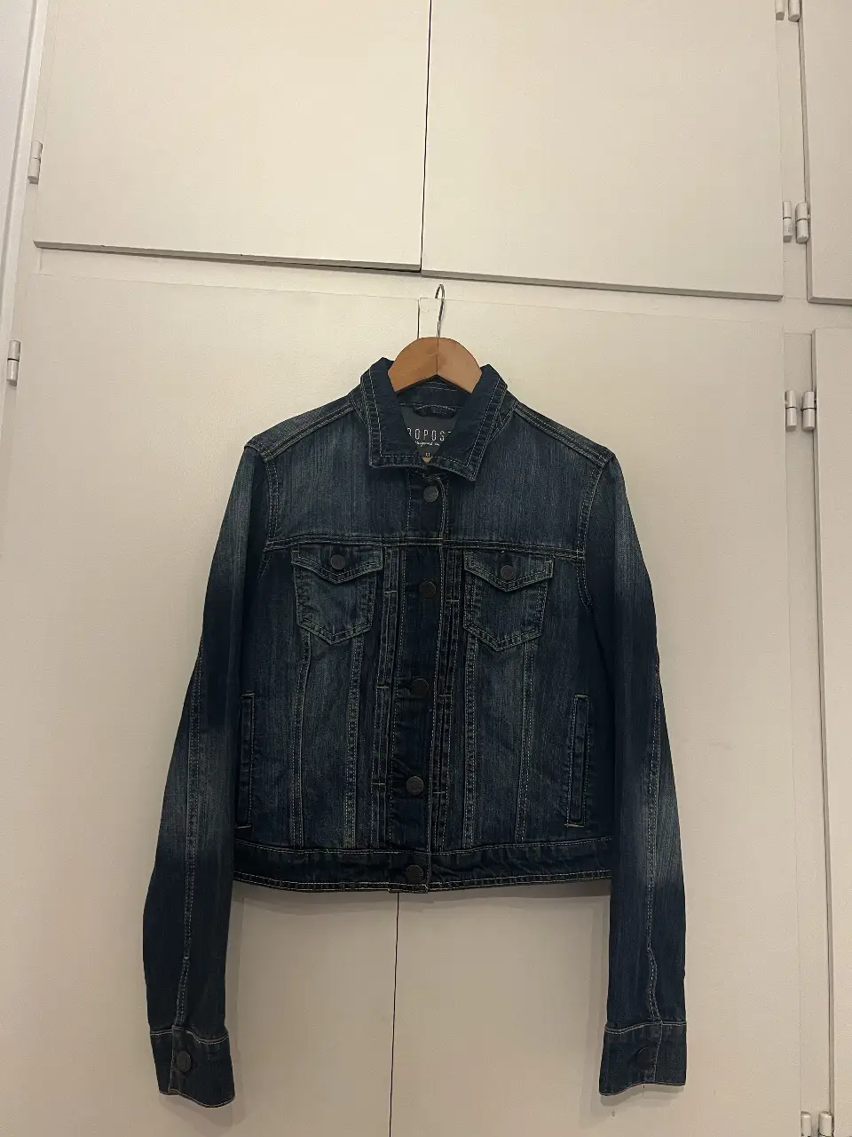Campera de jean azul oscuro, ideal para un look casual y versátil. Perfecta para combinar con cualquier outfit.