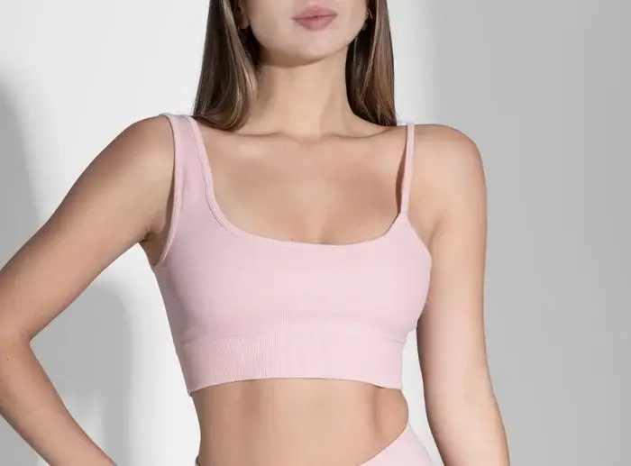Top deportivo rosa, ideal para entrenamientos. Diseño con espalda descubierta y ajuste perfecto. Marca Touche Sport.