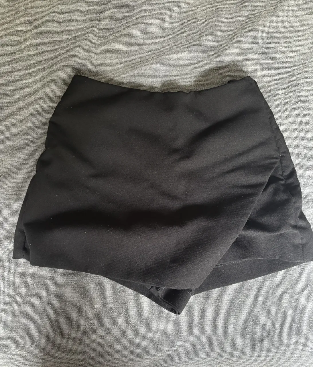 Pollera short negra con bolsillos traseros de adorno 