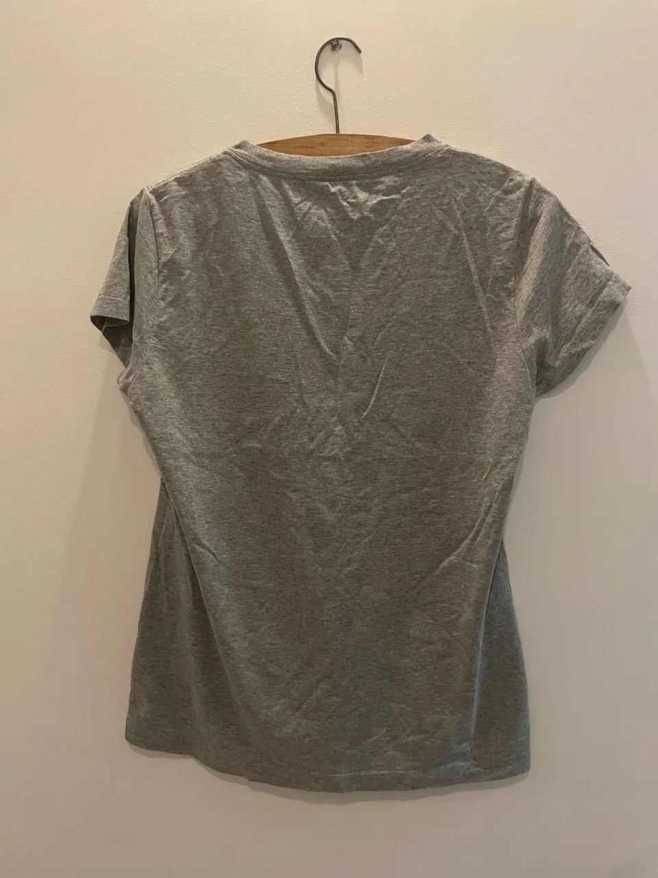 Remera GUESS - Vista 2