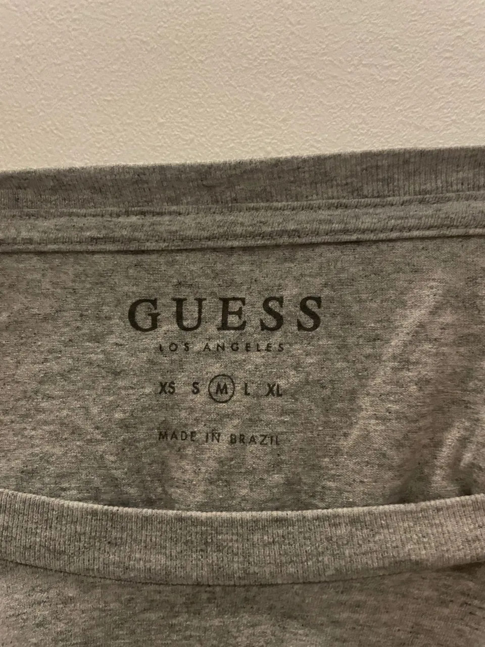 Remera GUESS - Vista 3