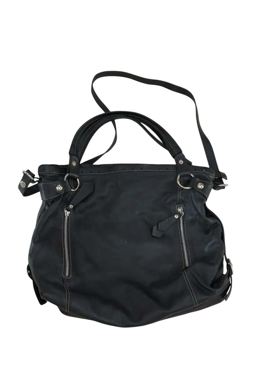Cartera marca XL negra de cuero con detalles de costura en blanco. Posee dos manijas cortas y una correa larga ajustable. Cuenta con cierres y detalles metálicos.