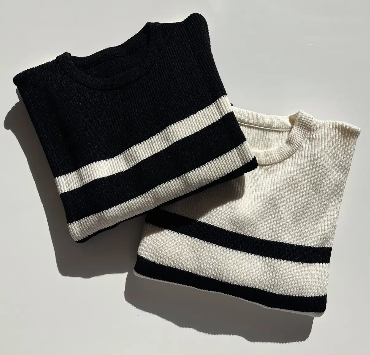 Sweater a rayas en blanco y negro, hilo Bremer, punto Inglés. Talle Único (largo de 61.5cm)