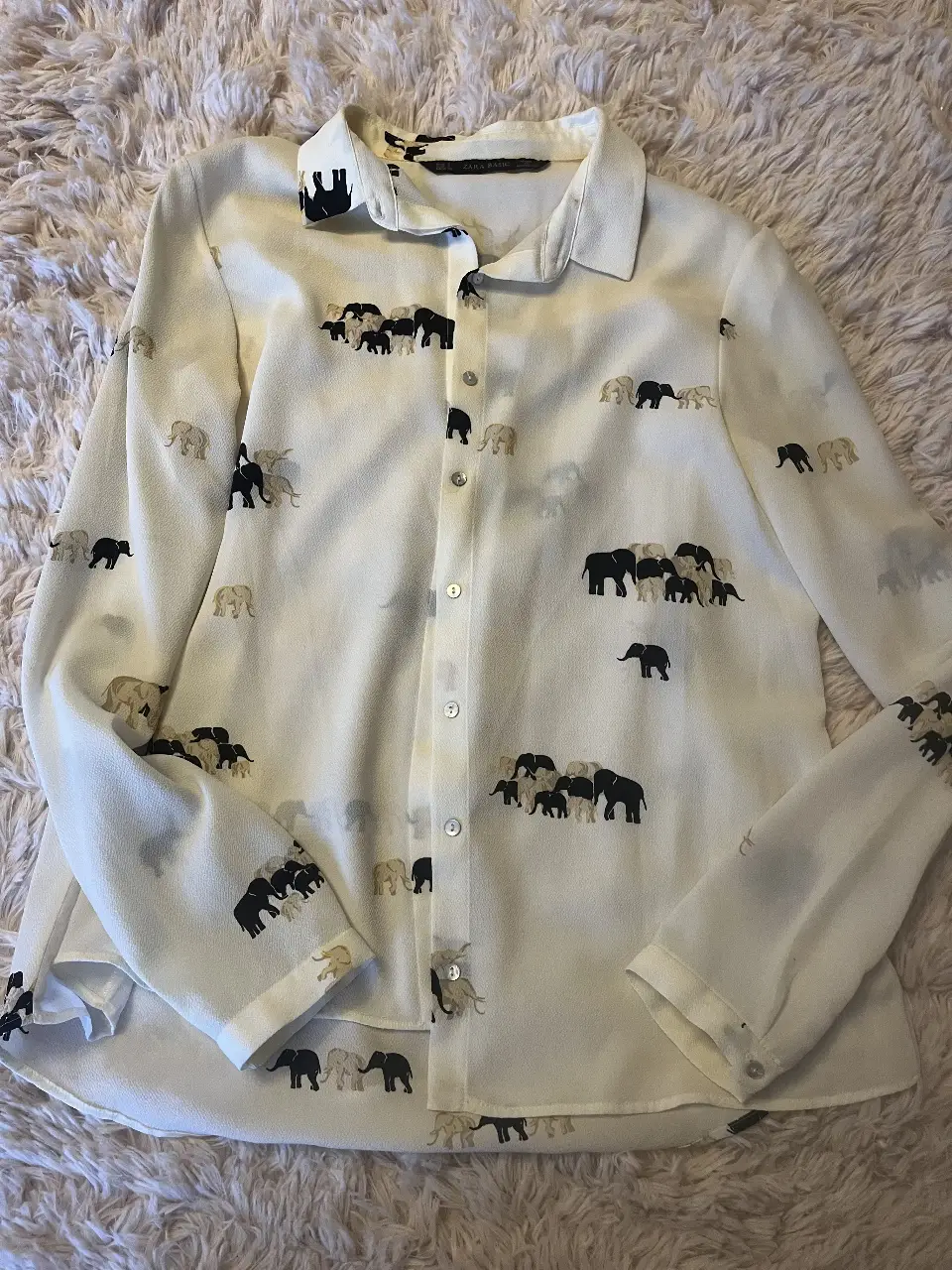 Camisa de mujer Zara Basic con estampado de elefantes en blanco y negro. Talle S, manga larga y cuello camisero. Ideal para un look casual y con estilo.
