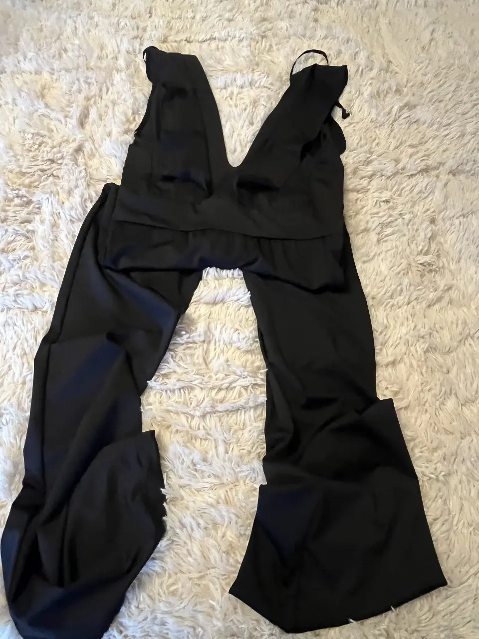 Mono largo negro con escote en V y espalda descubierta. Ideal para eventos formales o salidas nocturnas.
