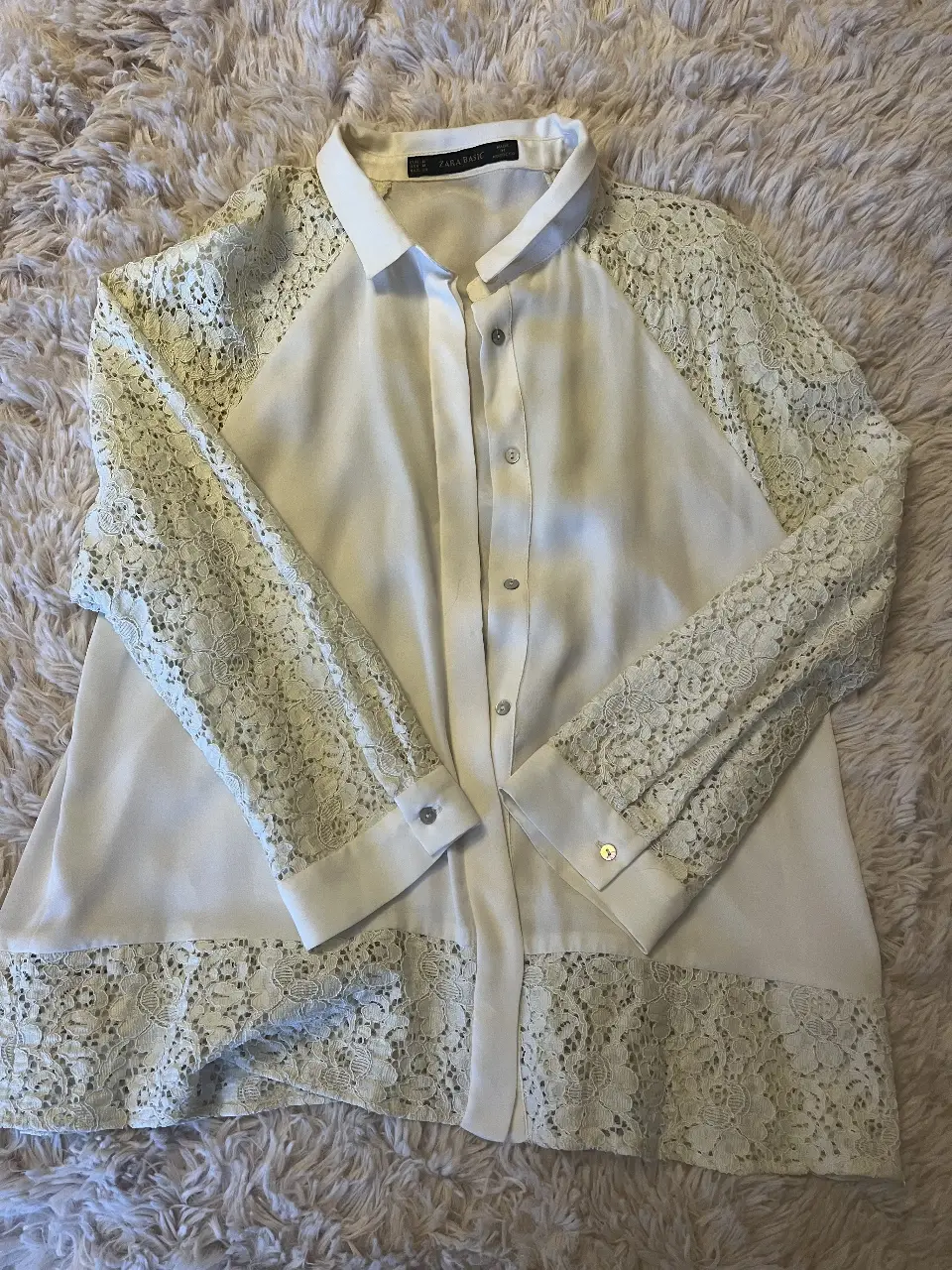 Blusa blanca de Zara Basic con mangas y detalles de encaje. Ideal para un look elegante y femenino.