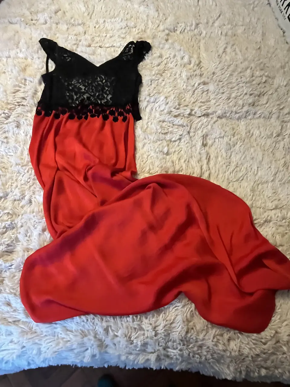 Vestido largo de fiesta, con corpiño de encaje negro y falda fluida roja. Ideal para eventos especiales.