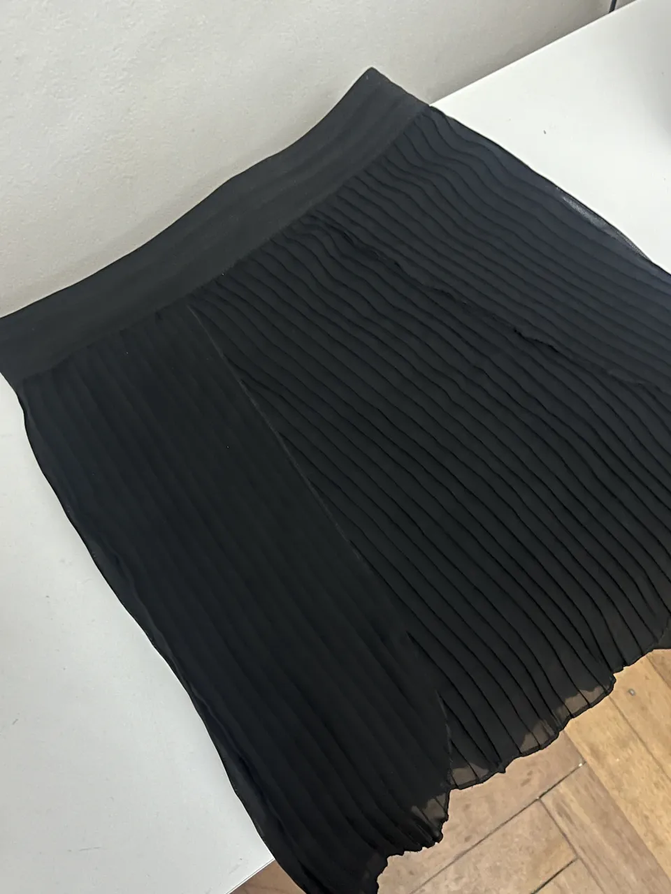 Pollera negra plisada con cintura elastizada.