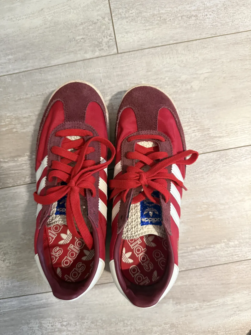 Zapatillas Adidss ‘77 rojas 