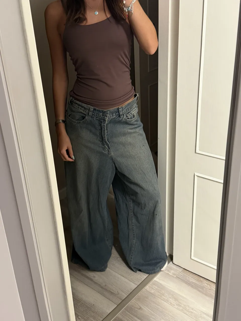 Jean  súper cómodo y canchero. Puede ser usado tanto tiro alto cómo tiro bajo. 
Medidas (cm): 36 de ancho, 102 de largo. 
La persona de la foto es talle 24/26 