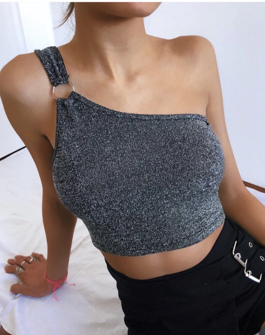 Top un solo hombro con argollita, de lurex, súper brilloso, divino!!

Medidas:
Busto 30cm
Largo 18cm