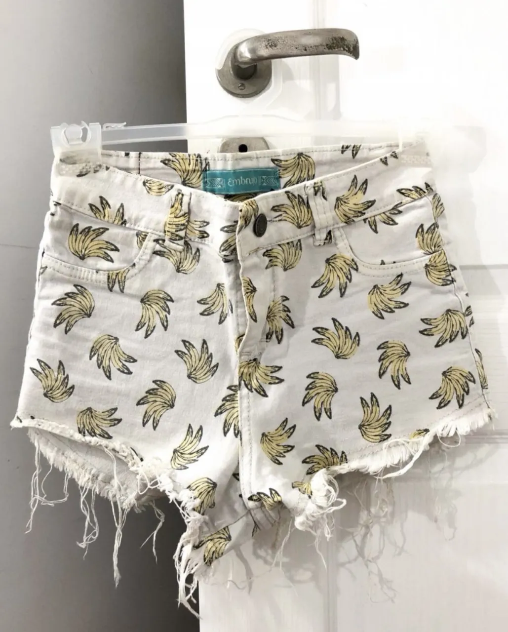 short de jean color blanco crudo con bananitas en color amarillo, tiro alto, súper cómodo! lo usé poco. tiene mucha onda queda muy canchero! medidas aprox: largo del frente 24cm, largo atras 31cm, cintura 65cm, 25cm de tiro