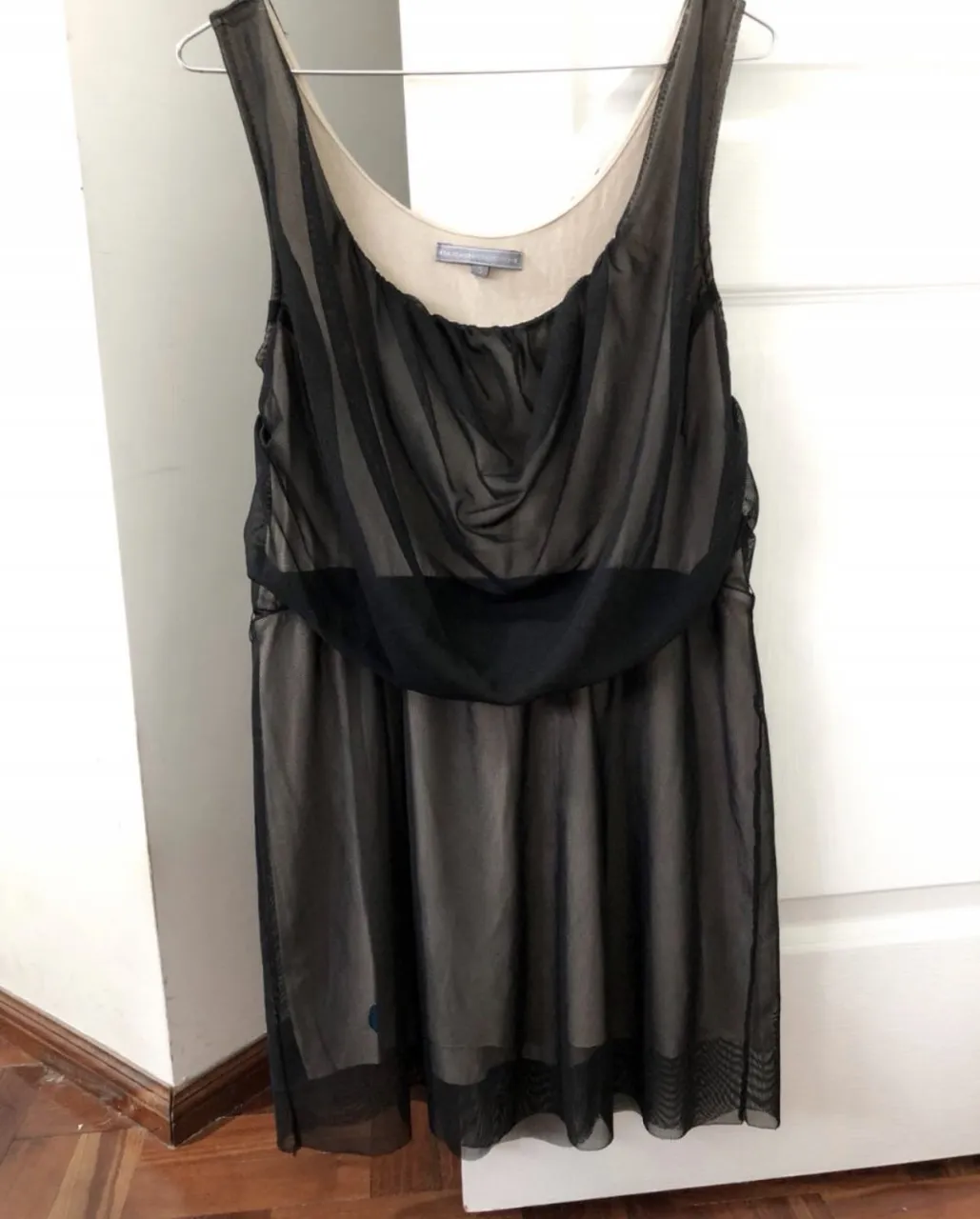 Vestido negro de tul con detalles drapeados y cinturón. Ideal para una salida elegante o una fiesta.