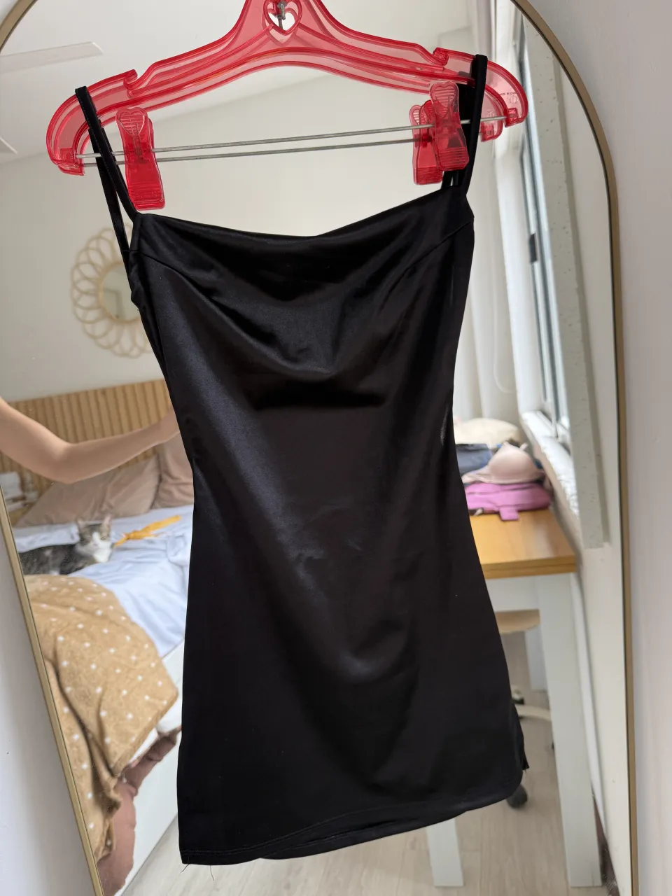 Vestido mini negro con tirantes finos y escote recto. De tela satinada, es súper chic y versátil para cualquier salida de noche o evento. ¡Un básico que levanta cualquier look!

Medidas:
Largo 65cm
Busto 30cm
Cintura 26cm