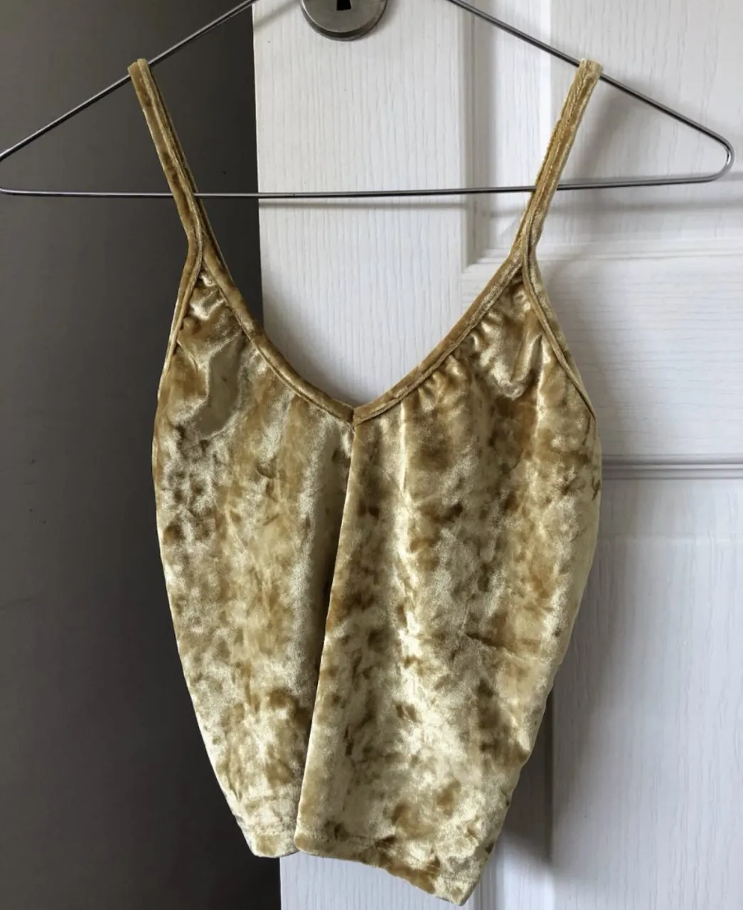 Top de terciopelo dorado con breteles finos y escote en V. Ideal para un look canchero y moderno. Nuevo! hermoso! medidas: ancho 31cm largo 30cm